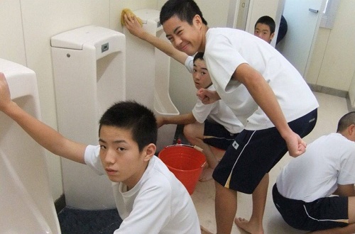 Dọn vệ sinh là cơ hội để học sinh Nhật Bản chuyện trò, kết thân. Ảnh: Quora